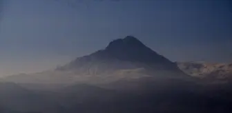 Iğdır'da Tekelti Dağı sisler arasında görüntülendi