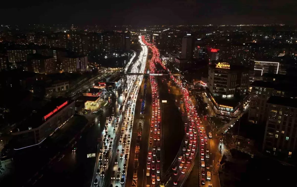 İstanbul'da yüzde 90'a ulaşan trafik havadan görüntülendi