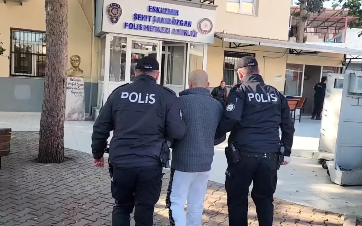 İzmir'de aranan 2 şüpheli kıskıvrak yakalandı