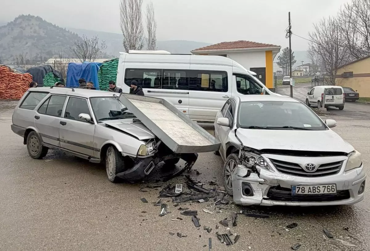 Karabük'te iki otomobilin çarpıştığı kazada 1 kişi yaralandı