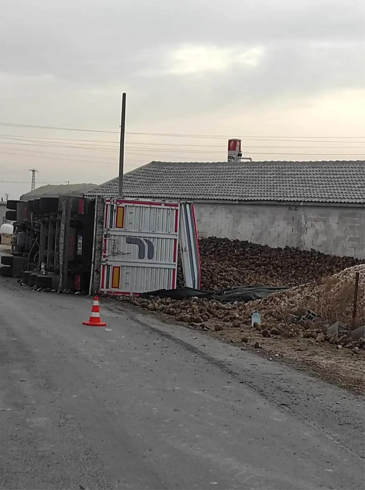 Karapınar'da pancar yüklü tır devrildi: 1 yaralı
