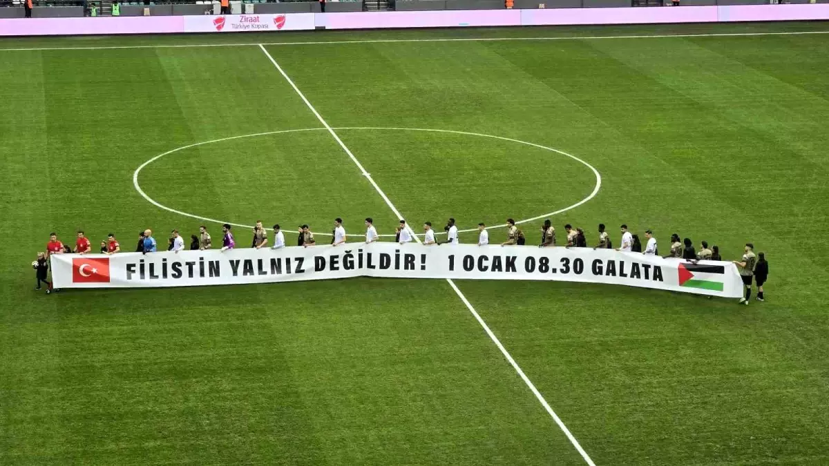 Kocaelispor-Erzurumspor maçında takımlar sahaya Filistin pankartıyla çıktı