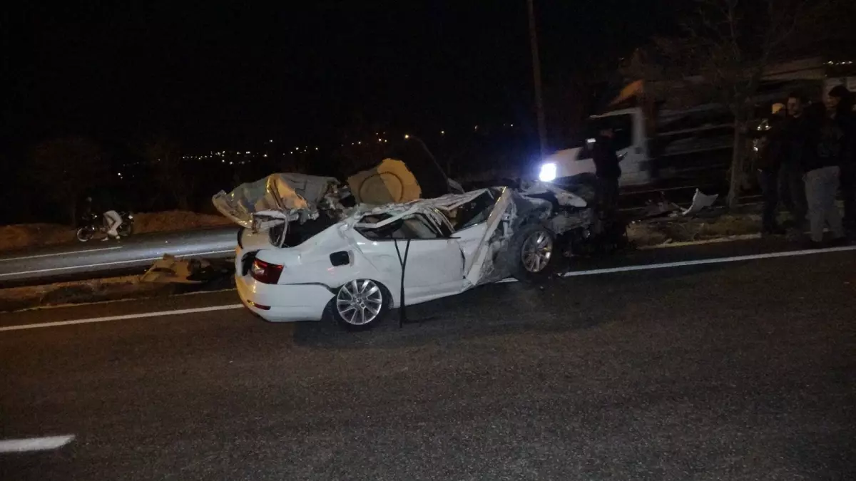 Park halindeki TIR'a çarpan otomobildeki 2 kişi yaralandı