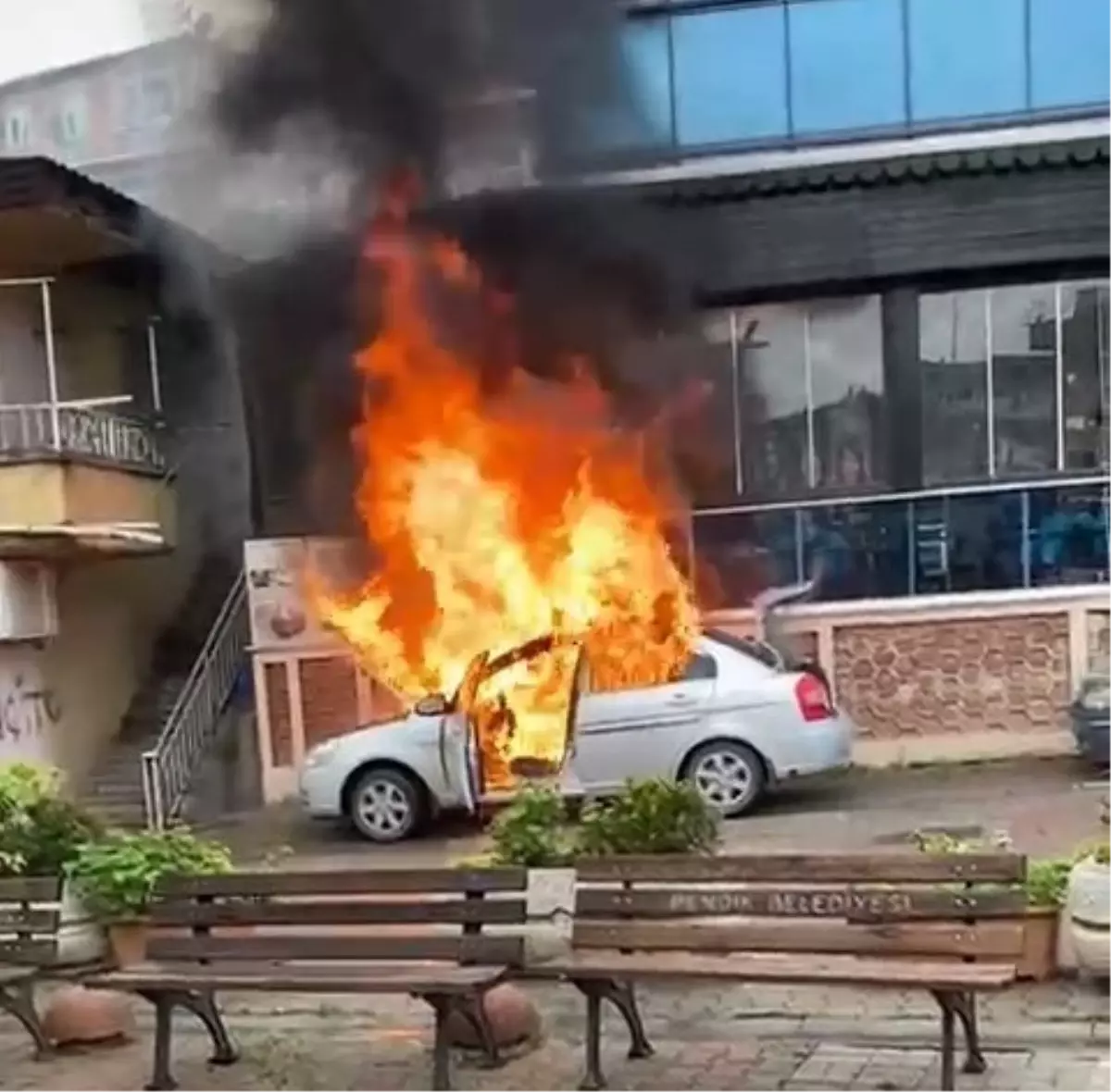 Pendik'te otomobilde çıkan yangın 3 katlı ahşap binaya sıçradı