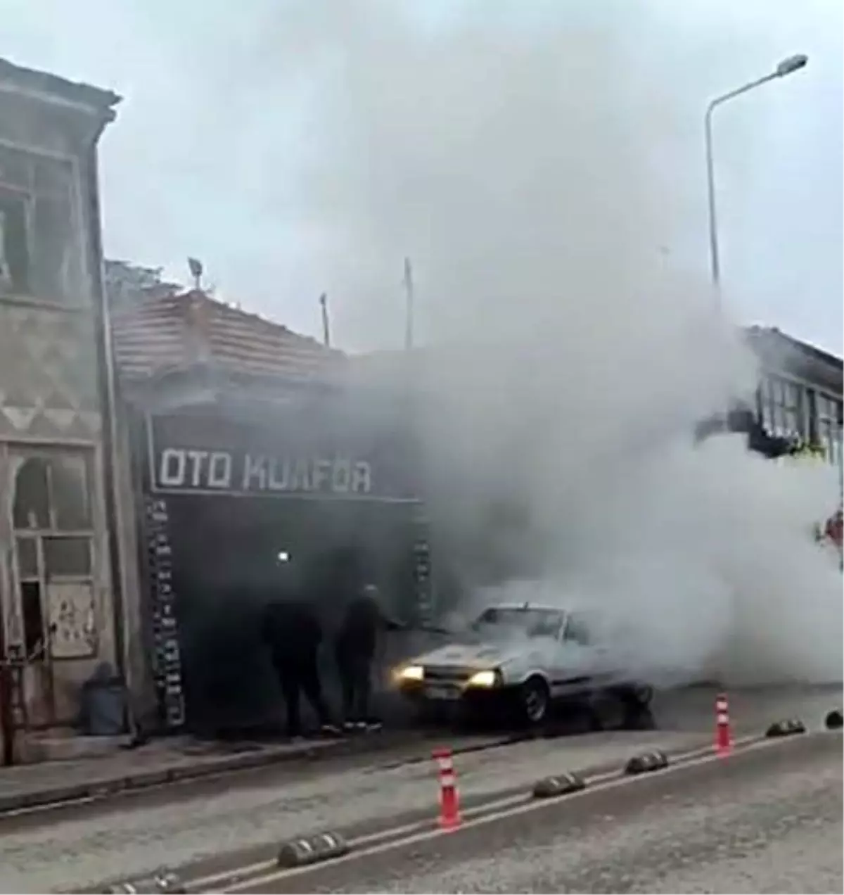 Seyir halindeki otomobil yandı, esnaf yardıma koştu