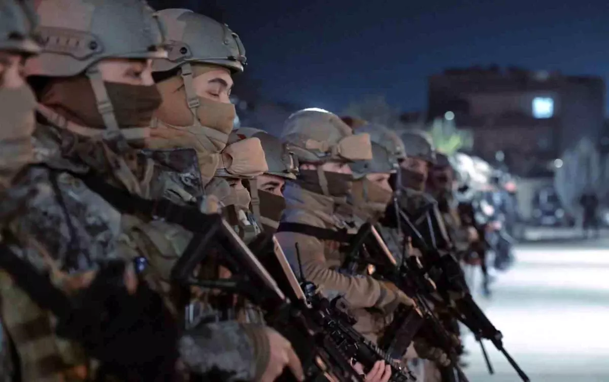 Şırnak'ta 2 milyon 630 bin liralık kaçak ürün ele geçirildi: 11 gözaltı