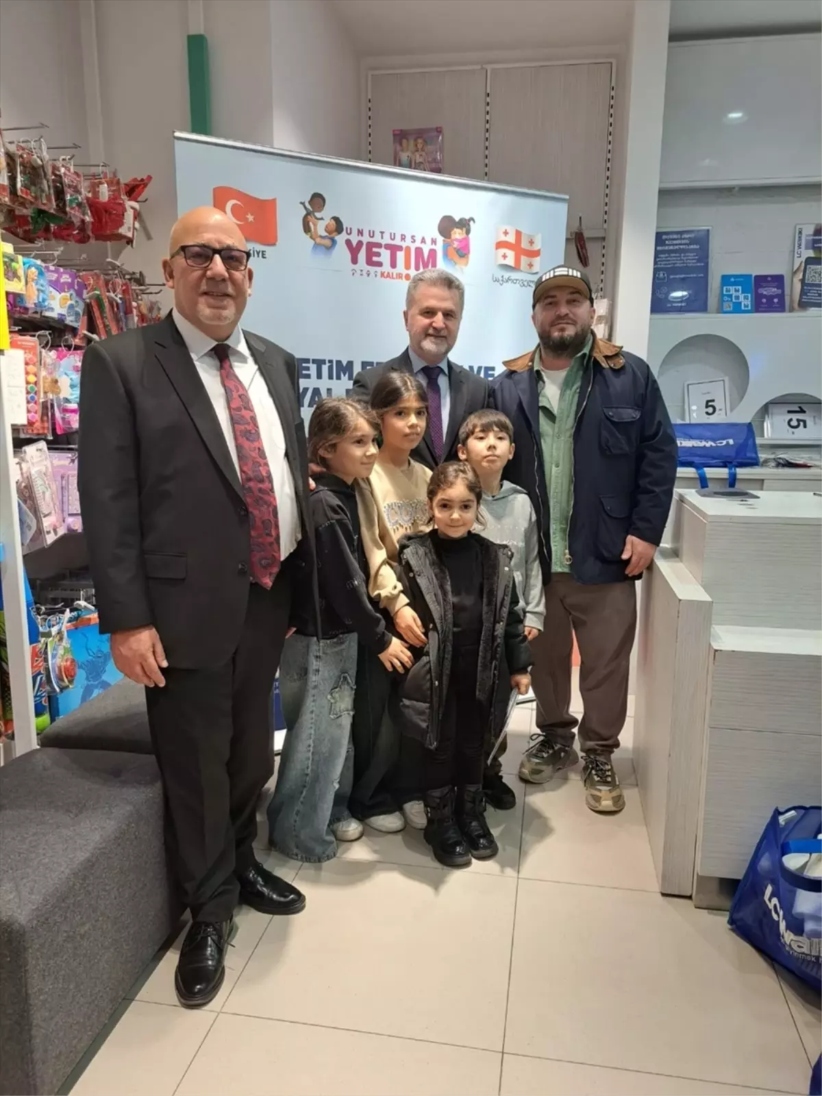 TDV'den Gürcistan'da 650 yetime giyim yardımı