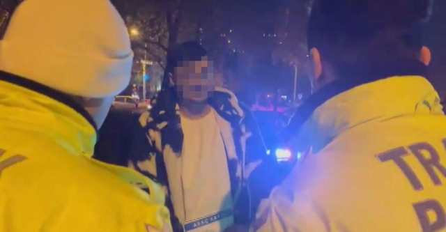 He gave his friend's driver's license to the traffic police, saying 'This is my old photo'