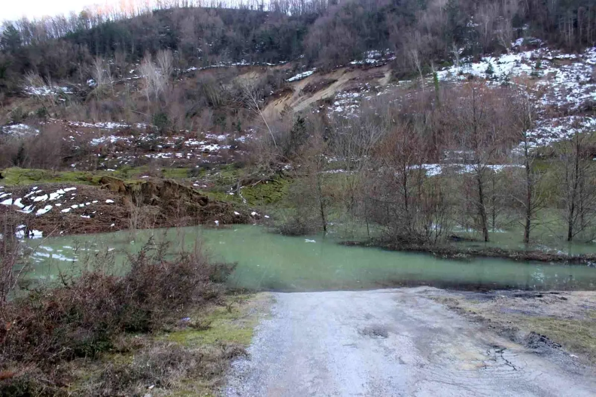 Türkeli'de kapanan yol gölete çıkıyor: Navigasyonla yola giren sürücü faciaya ramak kala durdu