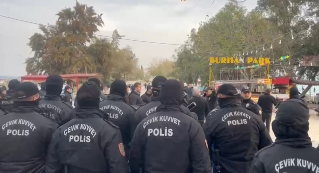 Сопротивляясь полиции, пришедшей на снос, он нанес себе вред ножом