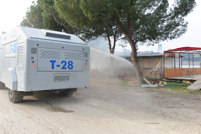 Сопротивляясь полиции, пришедшей на снос, он нанес себе вред ножом