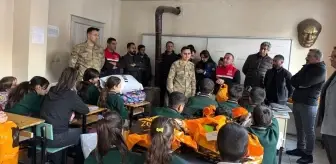 Yüksekova'da kurumların ve hayırseverlerin desteğiyle köylerdeki öğrencilere giyim yardımı yapıldı