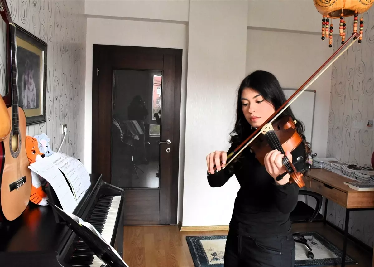 14 yaşındaki keman sanatçısı Ceren, yeteneğiyle adını dünyaya duyuruyor