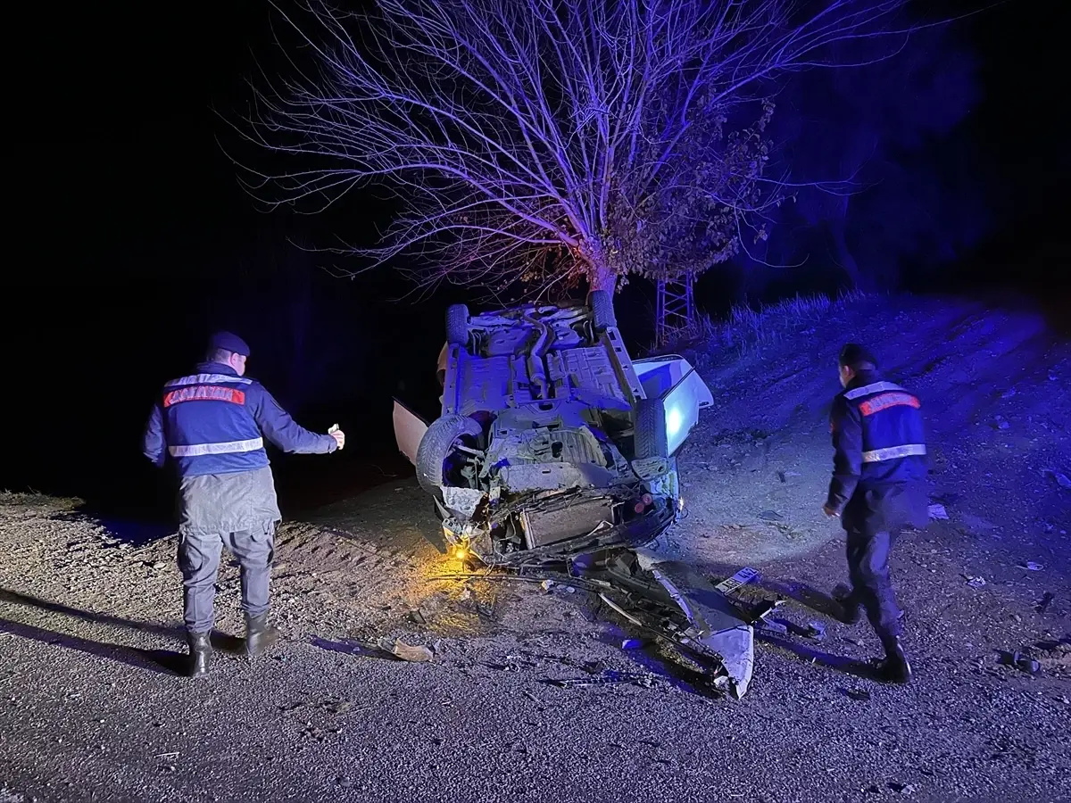 Adıyaman'da şarampole devrilen otomobildeki 3 kişi yaralandı