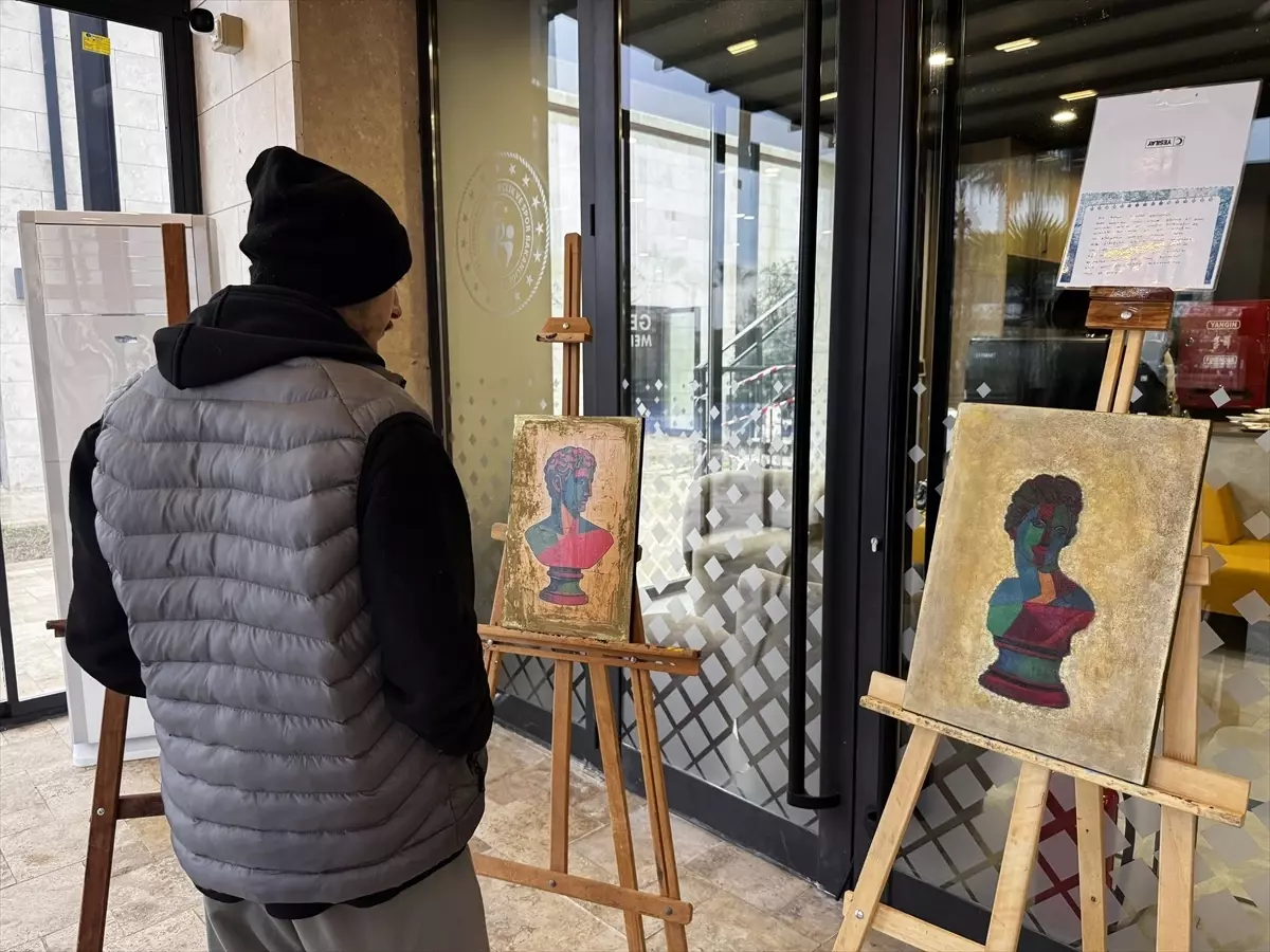 Antalya'da Yeşilay danışanları sanatla rehabilite ediliyor