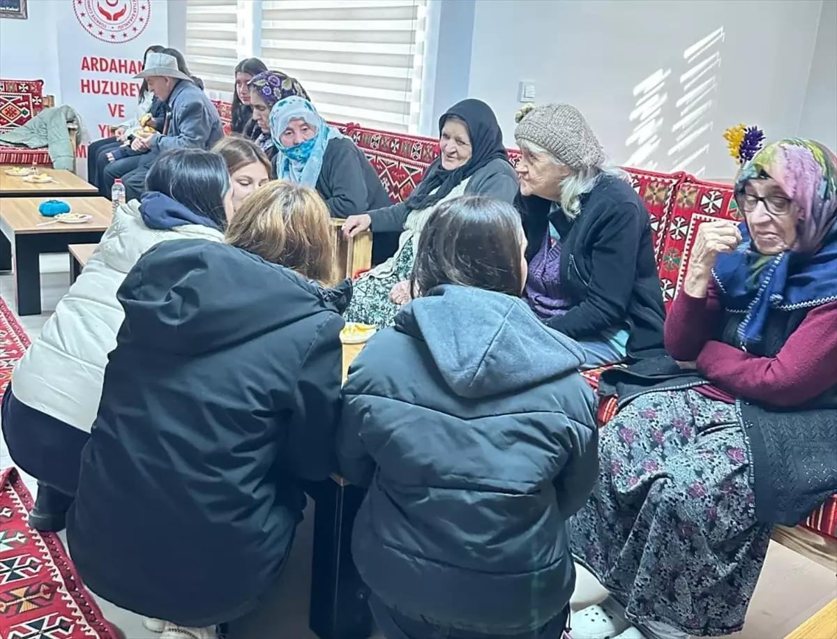 Ardahan'da lise öğrencilerinden huzurevi sakinlerine ziyaret