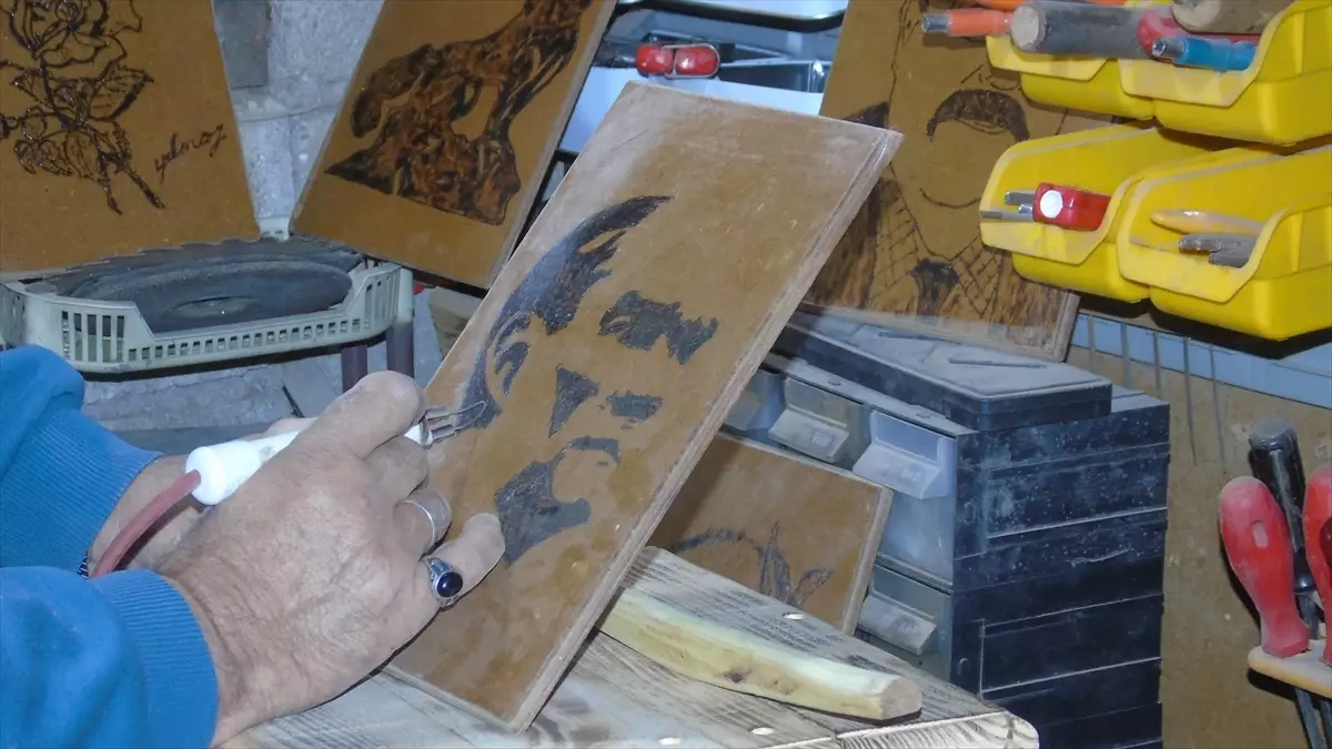 Atık ahşaplar emekli öğretmenin elinde sanata dönüşüyor