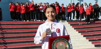 Avrupa 17 Yaş Altı Boks Şampiyonası'nda ikinci olan Asmin Cabas Cizre'de sevinçle karşılandı