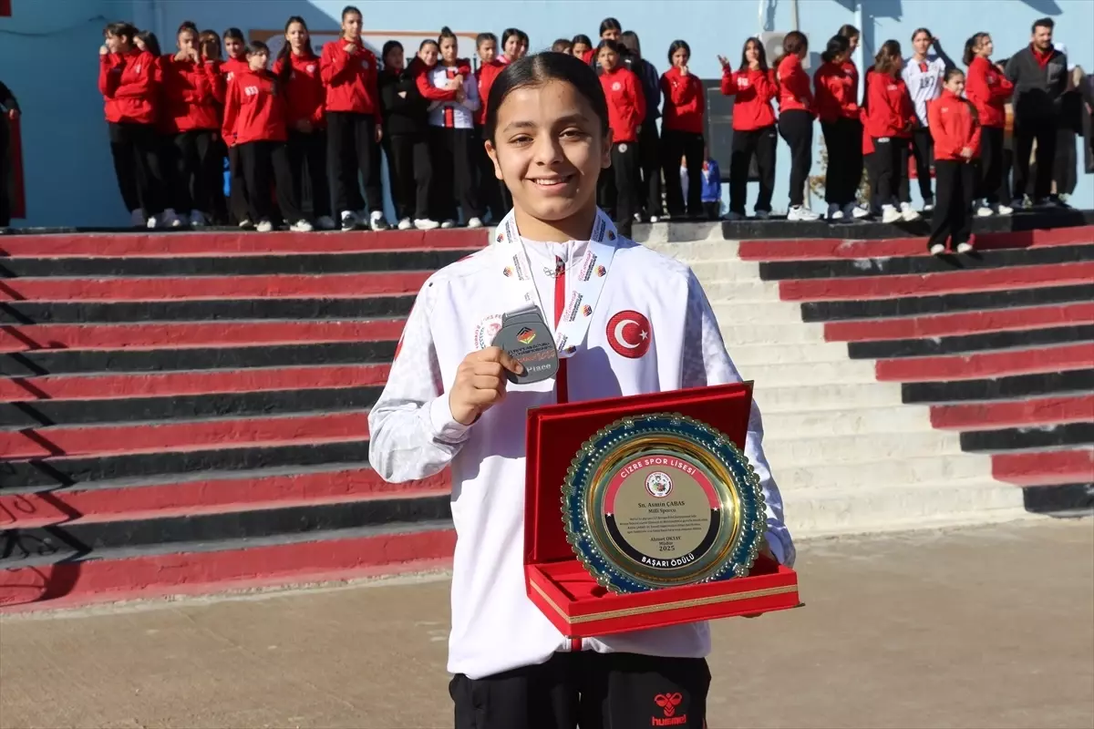 Avrupa 17 Yaş Altı Boks Şampiyonası'nda ikinci olan Asmin Cabas Cizre'de sevinçle karşılandı