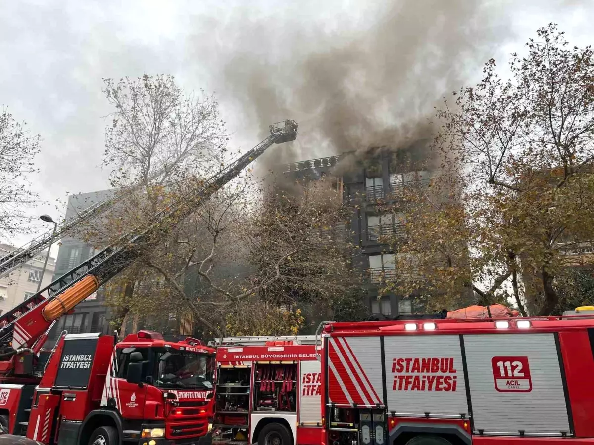 Bağdat Caddesi'nde çatı katında çıkan yangın büyüdü, 2 bloklu bina küle döndü