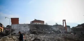 Balıkesir Sındırgı'da ağır hasarlı 814 bina yıkıldı