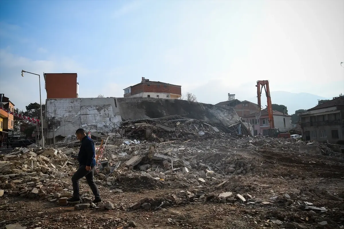 Balıkesir Sındırgı'da ağır hasarlı 814 bina yıkıldı