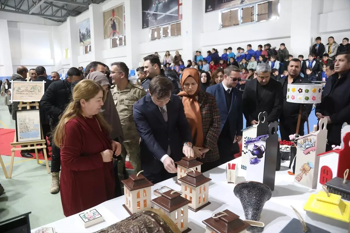 Başkale'de kadın kursiyerlerin hazırladığı ürünler sergilendi