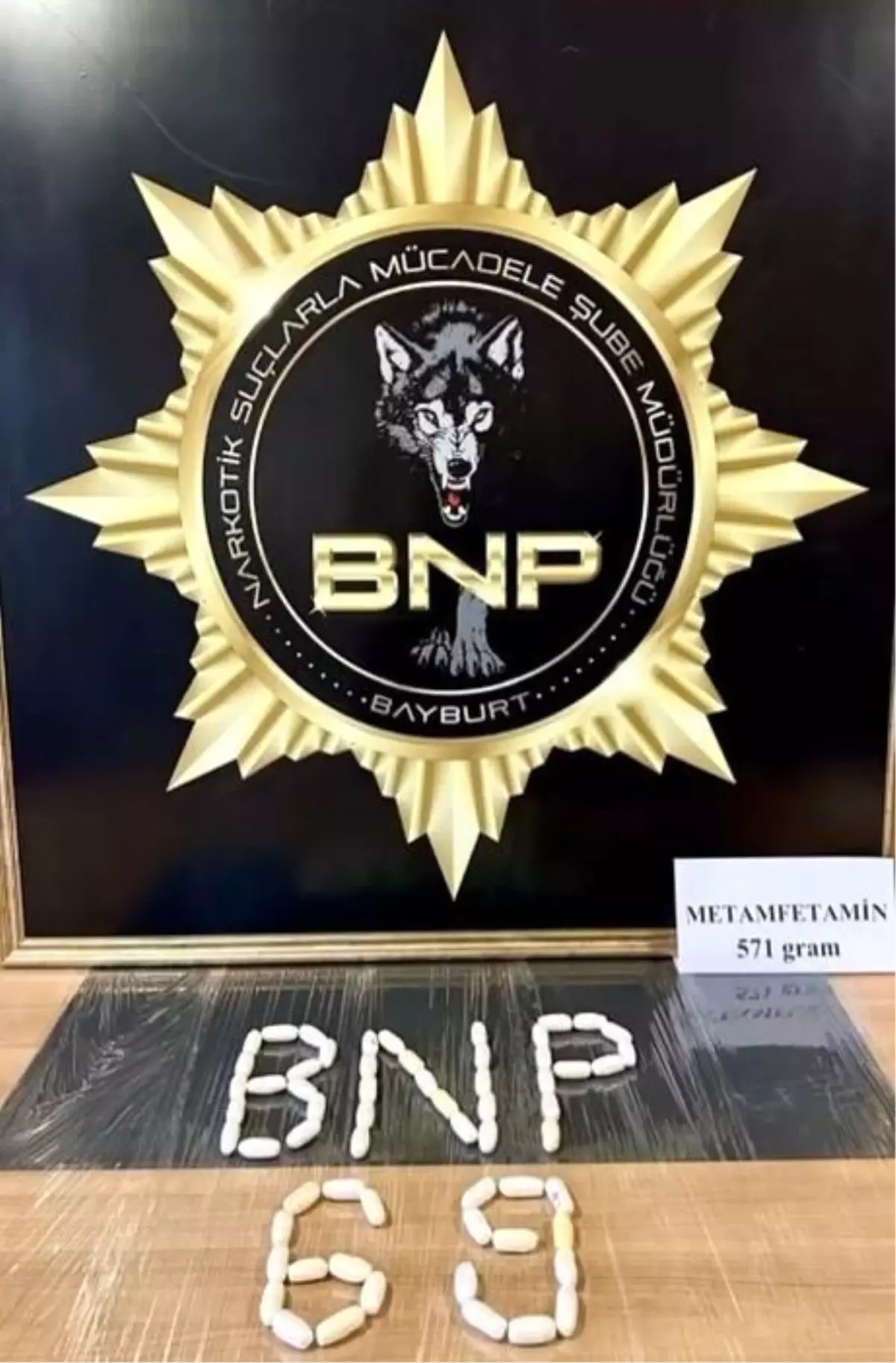 Bayburt'ta uyuşturucu operasyonu: İranlı şahsın mide ve bağırsağında 571 gram metamfetamin çıktı
