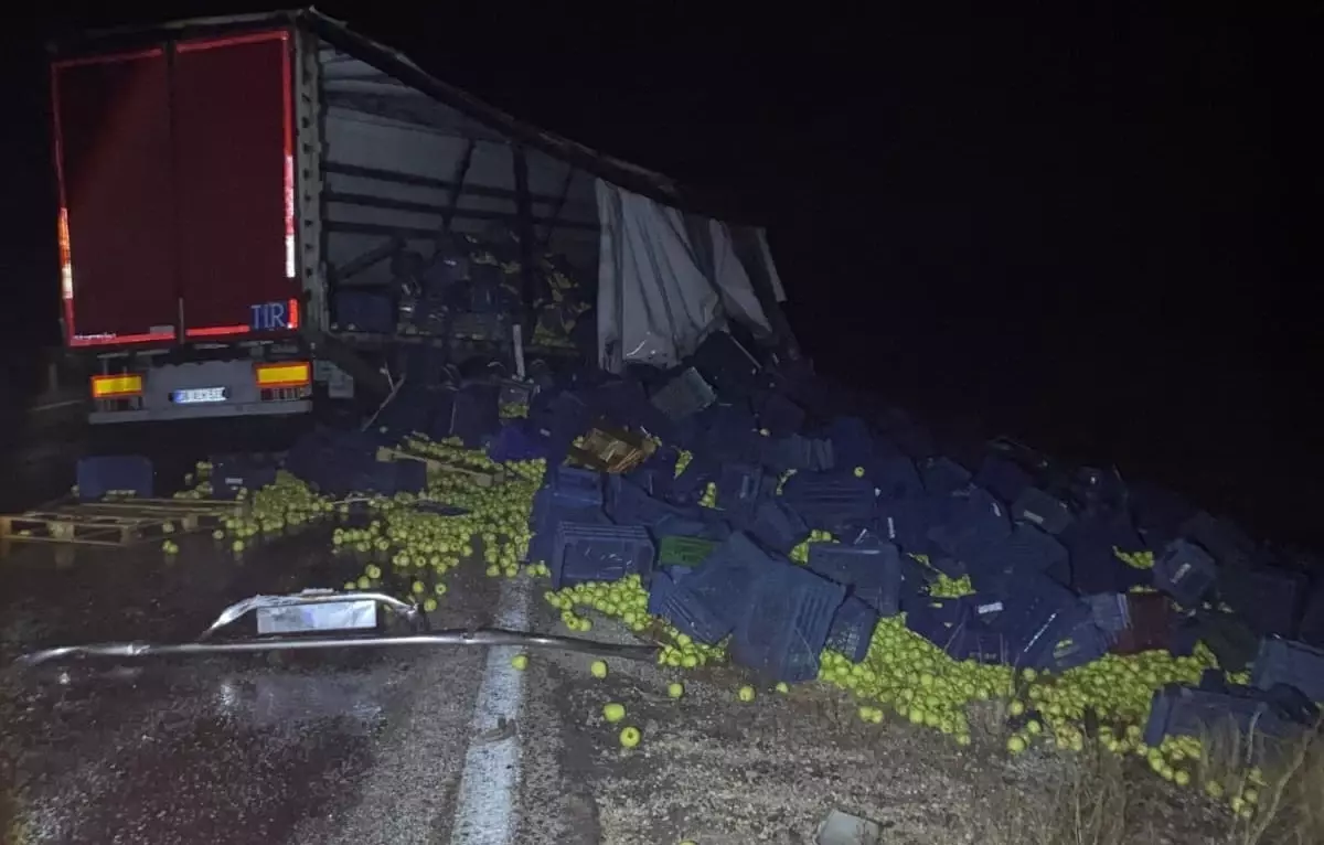 Beyşehir'de bariyere çarpan tırın sürücüsü yaralandı
