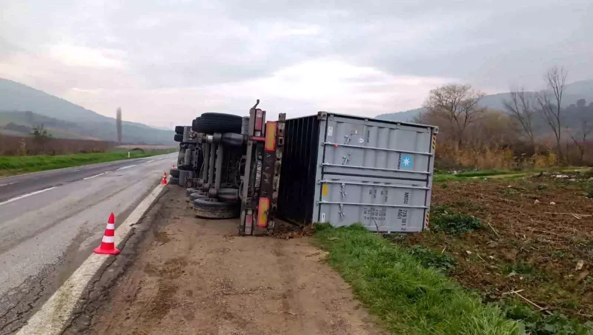 Bilecik'te devrilen tırın sürücüsü yaralandı