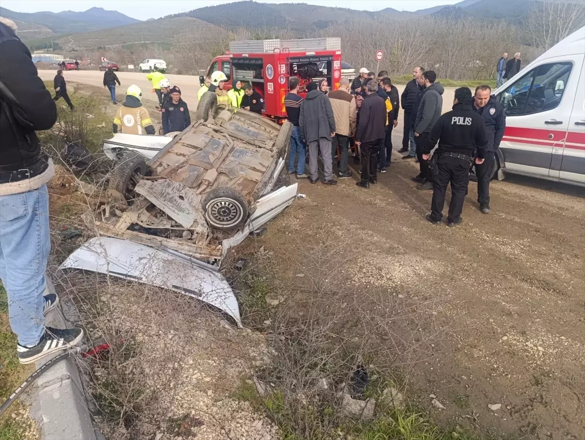 Bursa'da devrilen otomobilin sürücüsü yaralandı