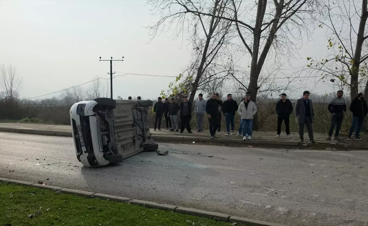 Bursa'da iki hafif ticari aracın çarpışması sonucu 7 kişi yaralandı