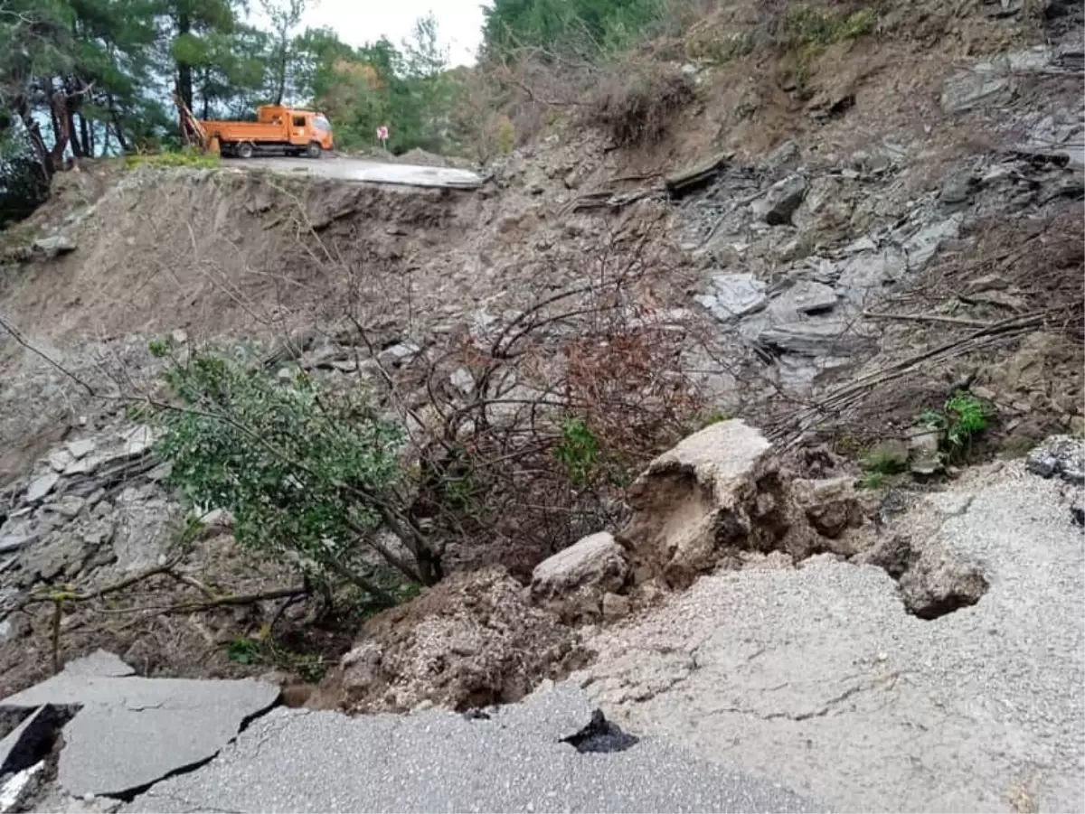 Cide-İnebolu kara yolu, heyelan nedeniyle ulaşıma kapatıldı
