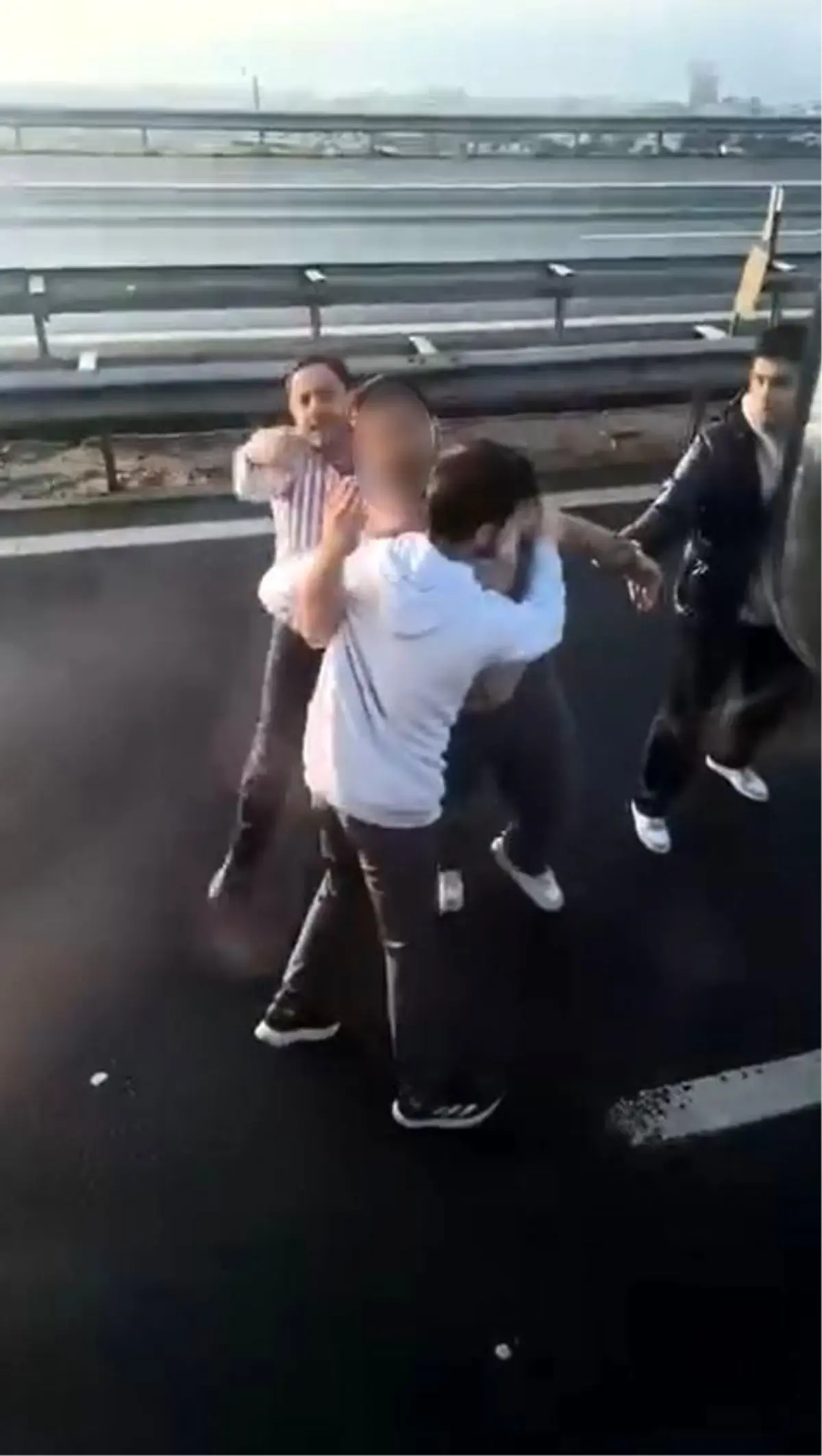 Emniyet şeridini ihlal etmek isteyen sürücü ortalığı bir birine kattı