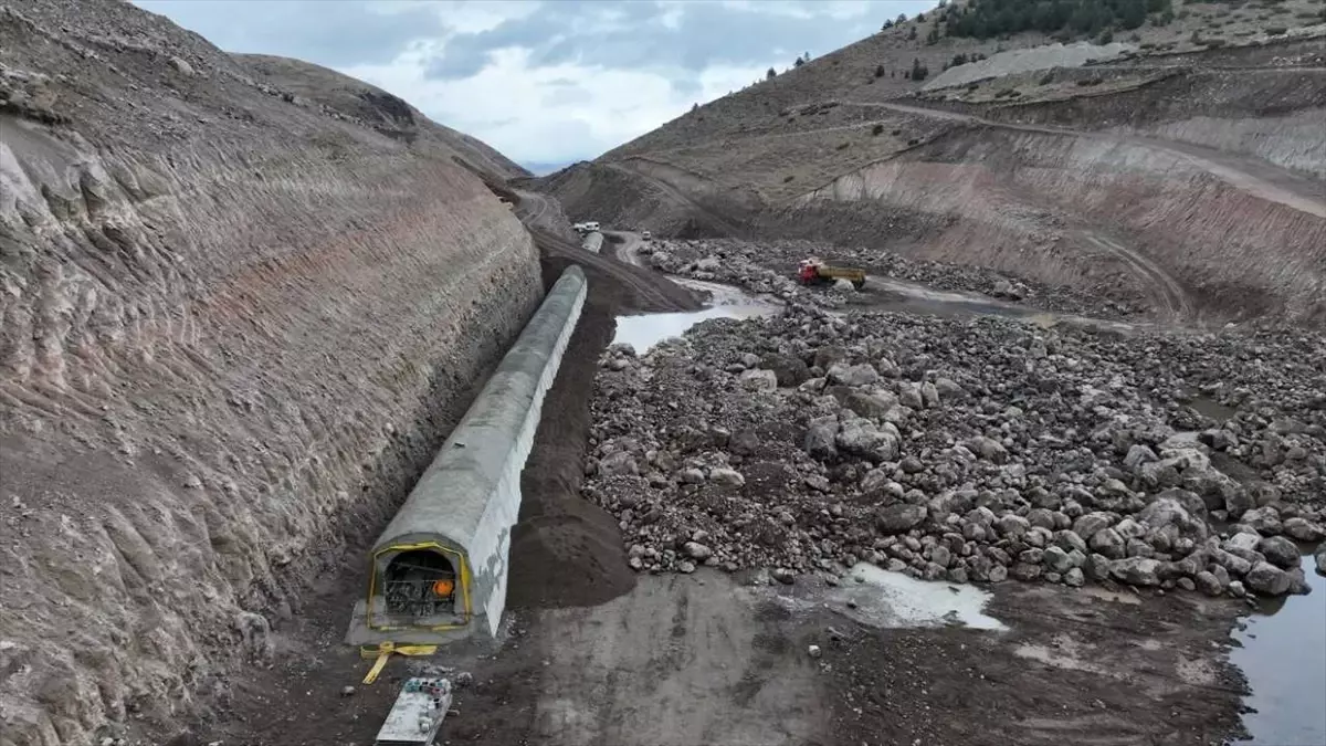 Erzurum'daki Doruklu Barajı'nda yol kazıları ile sahil sıyırma imalatı tamamlandı