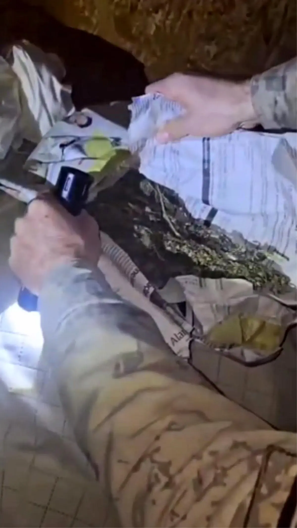 Evdeki eşyaların içinden uyuşturucu çıktı