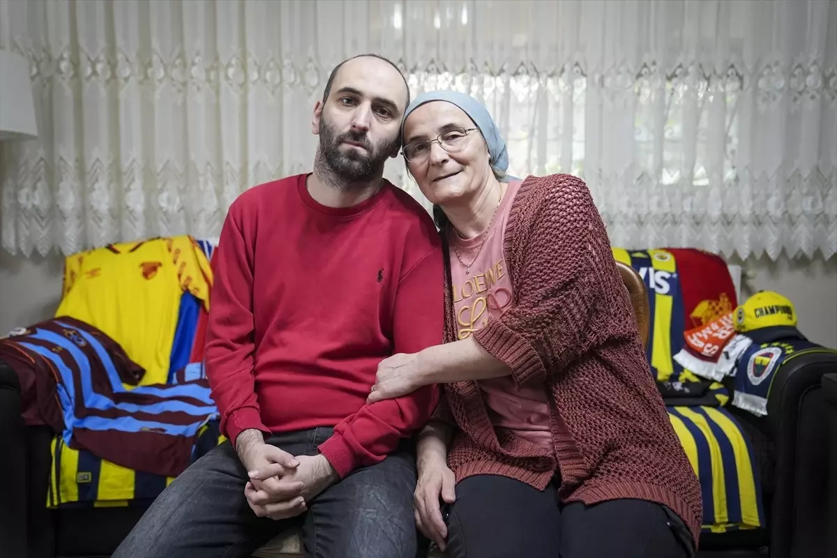 Fenerbahçe taraftarı otizmli gencin futbol sevgisi forma koleksiyonuna dönüştü