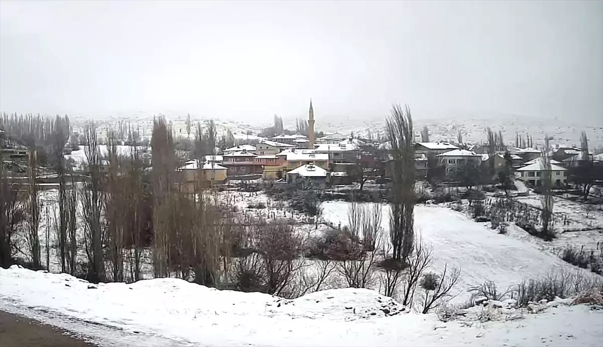 Gemerek'te kar yağışı etkili oldu