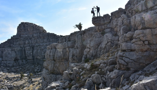 Опасные обрывы гор Гиден Гельмез