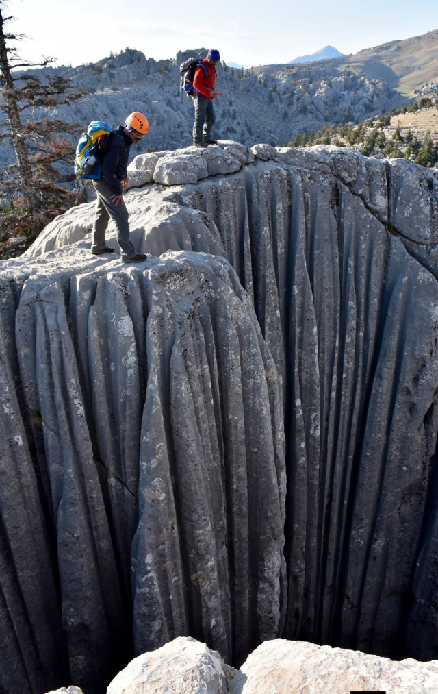 Опасные обрывы гор Гиден Гельмез