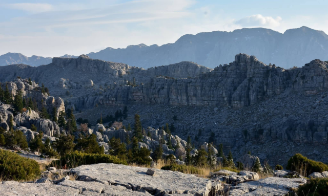 Опасные обрывы гор Гиден Гельмез