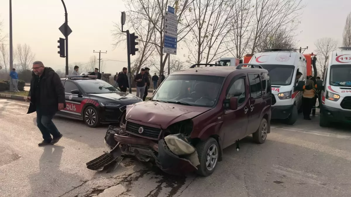 Hafif ticari araçlar çarpıştı: 3'ü çocuk, 7 yaralı