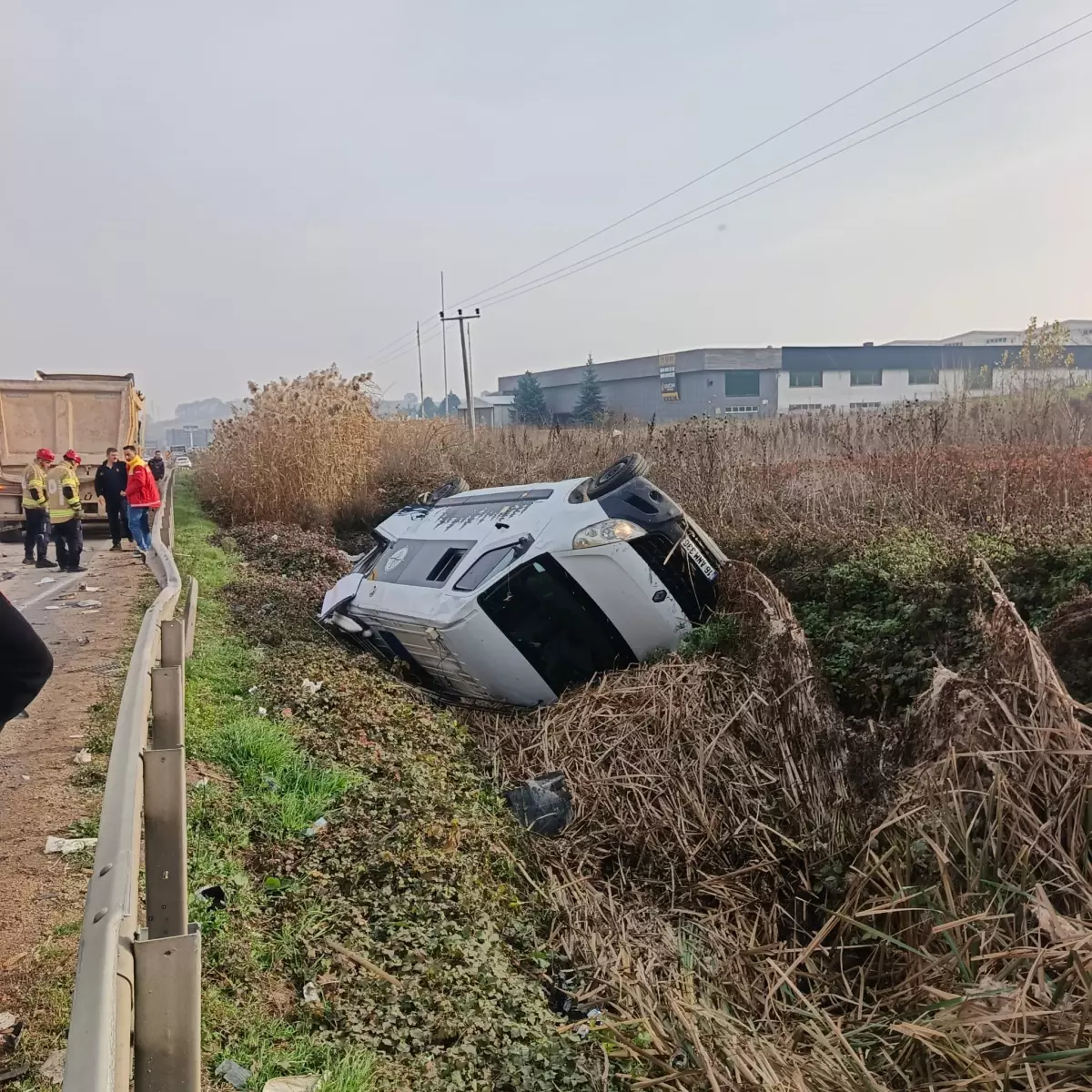 İnegöl'de TIR'ın Çarptığı Karavan Şarampole Yuvarlandı: 1 Yaralı