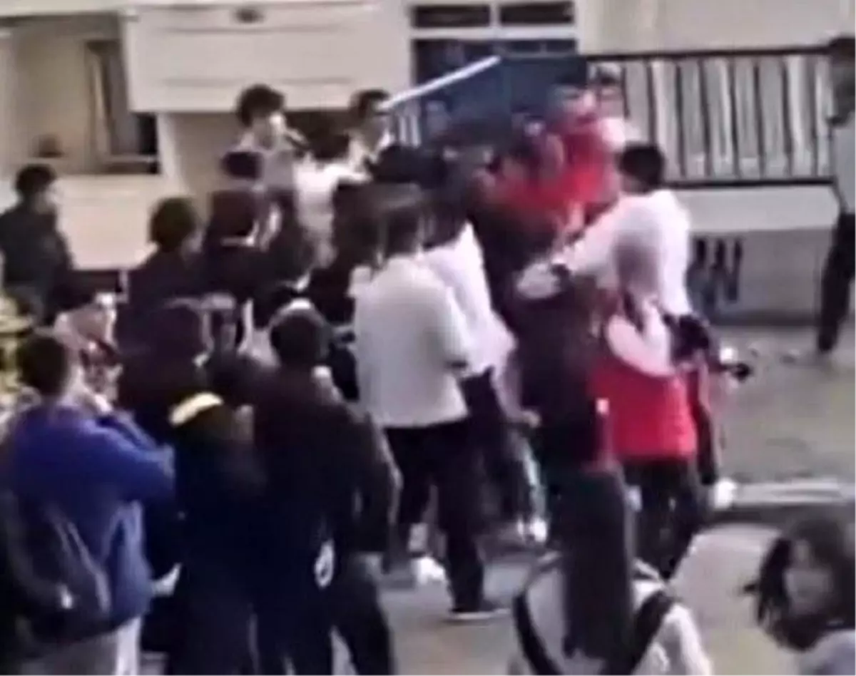 İzmir'de öğrenciler birbirine girdi: Sokak boks ringine döndü