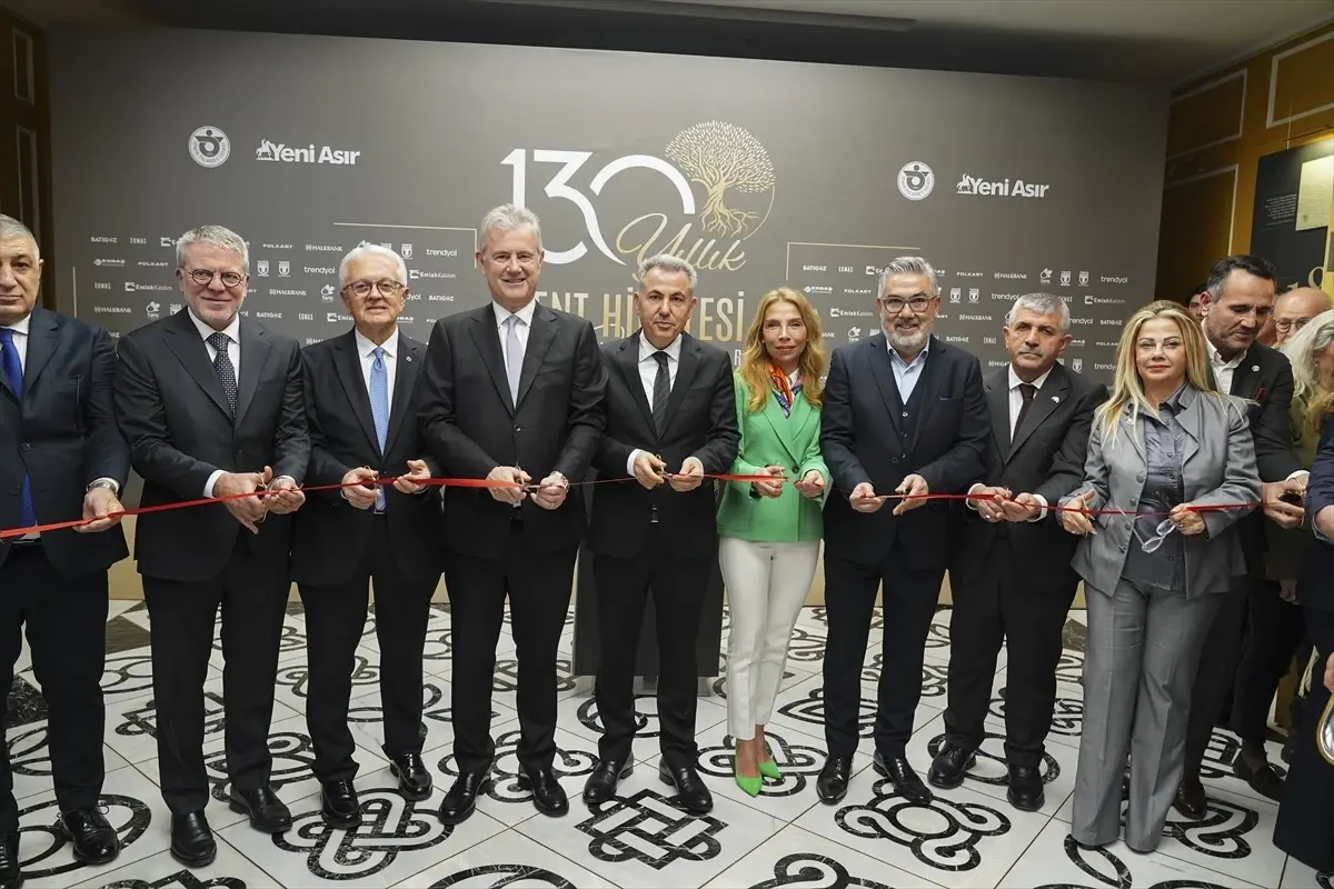 İzmir'de Yeni Asır Gazetesi arşivinin oluşturduğu '130 Yıllık Kent Hikayesi' adlı sergi açıldı