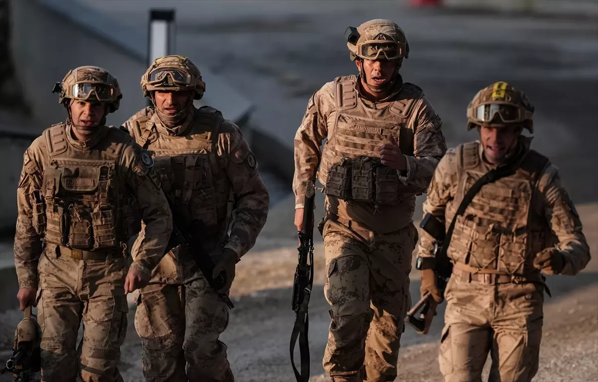 Jandarma komandolar, İzmir'de gerçekleştirilen 'Savaşçı Yarışması'nda mücadele ediyor