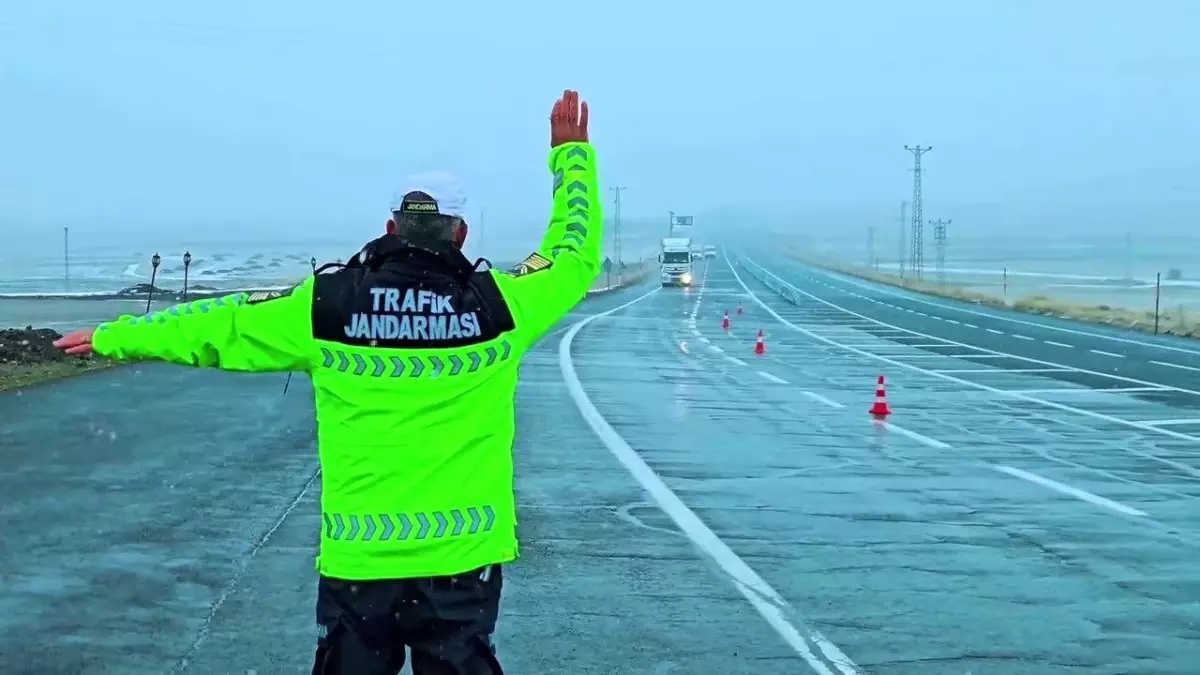 Jandarma trafik ekiplerinden kış lastiği denetimi