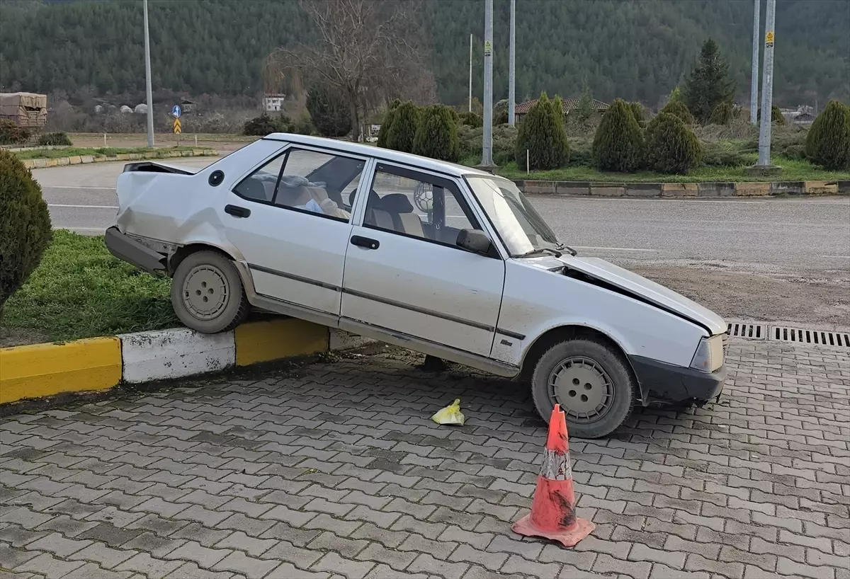 Karabük'te kamyonetle çarpışan otomobildeki 2 kişi yaralandı