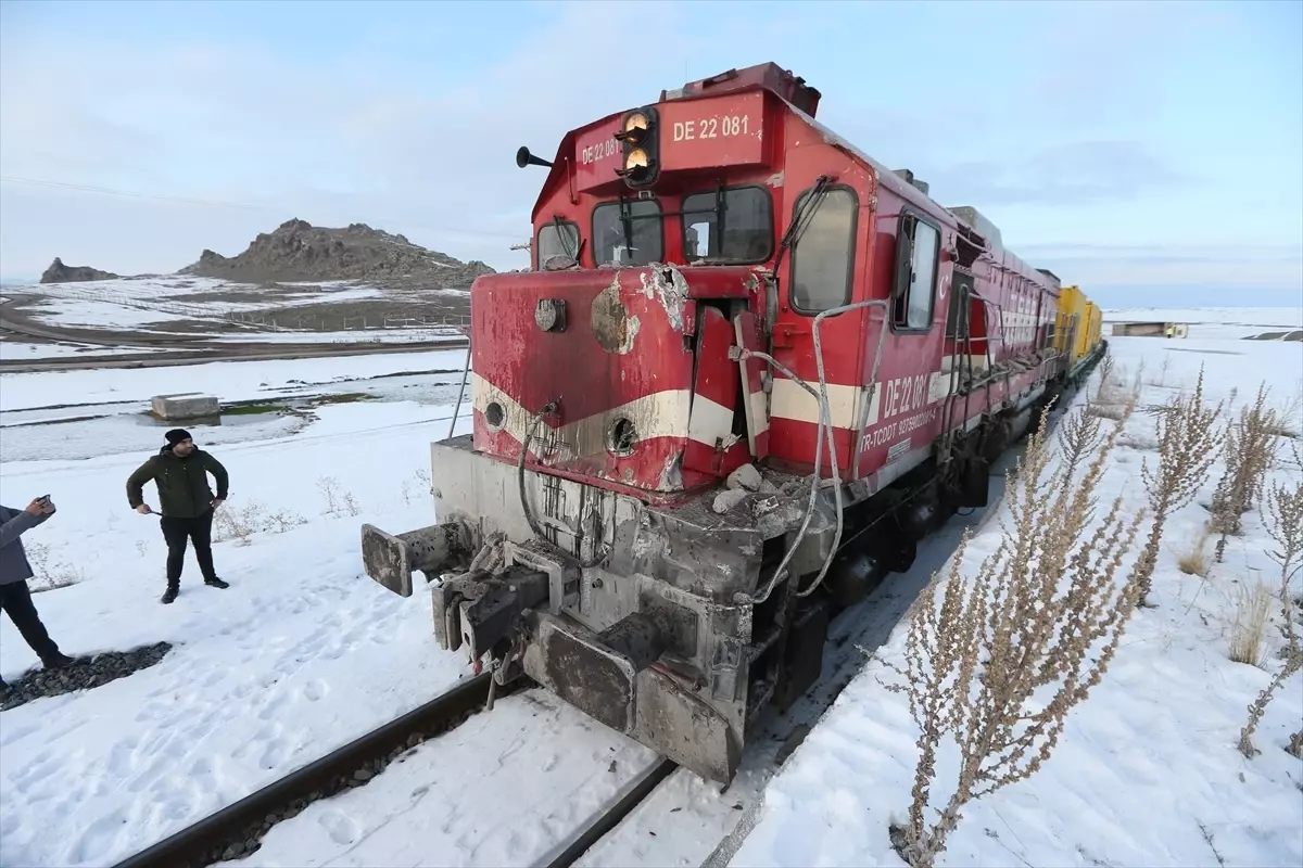Kars'ta yük treninin çarptığı kamyonun sürücüsü öldü