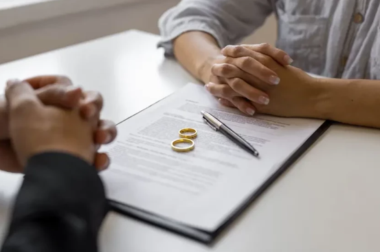 The spouse who regularly liked photos of the opposite sex was ordered to pay compensation